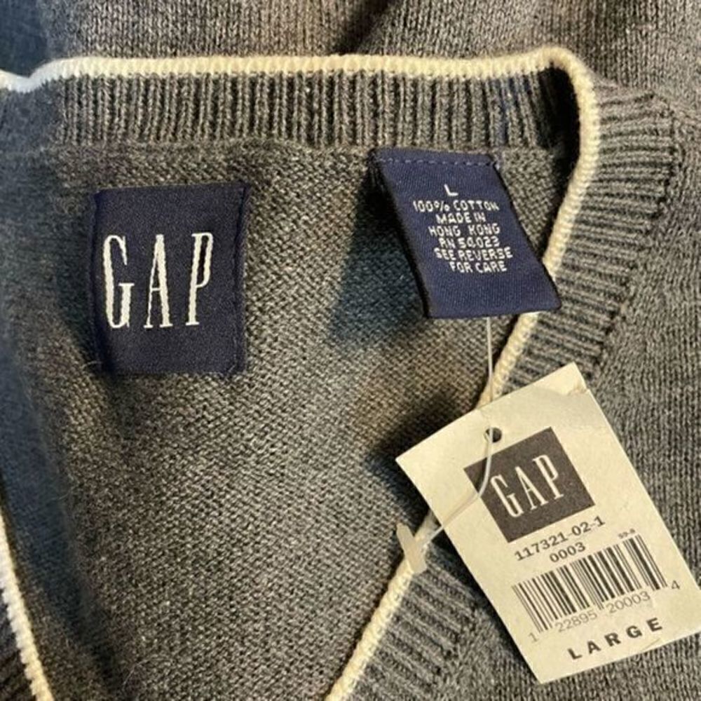 Gap Men's V Neck Gray Sweater Vest Large NWT - Picture 2 of 3